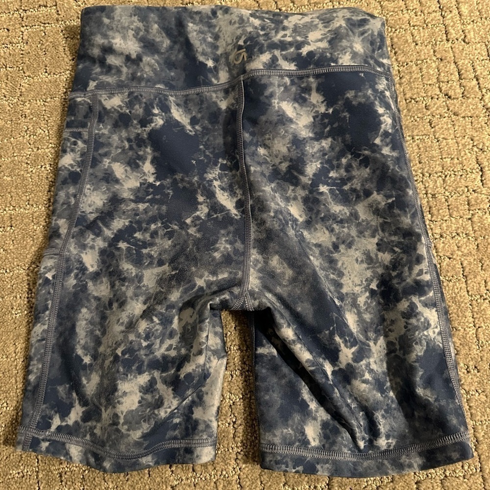EUC Gapfit blackout technology blue tie dye biker shorts, XS - Picture 3 of 5